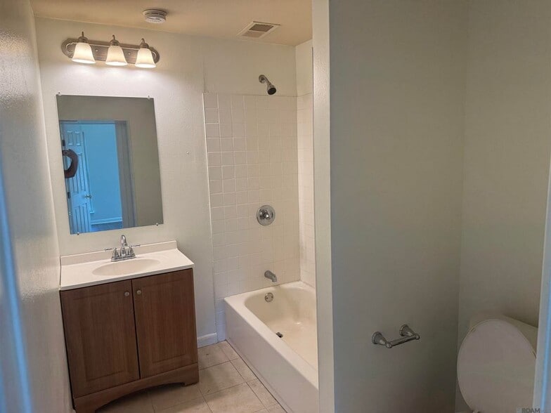 Building Photo - 5650 Highland Rd