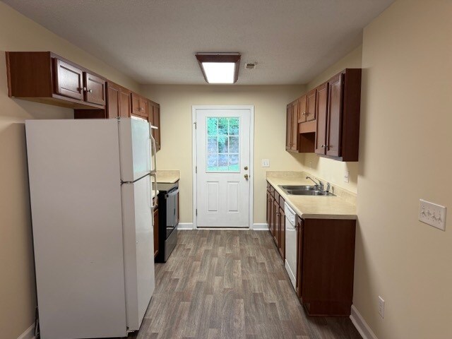 Building Photo - 116 Country River Dr