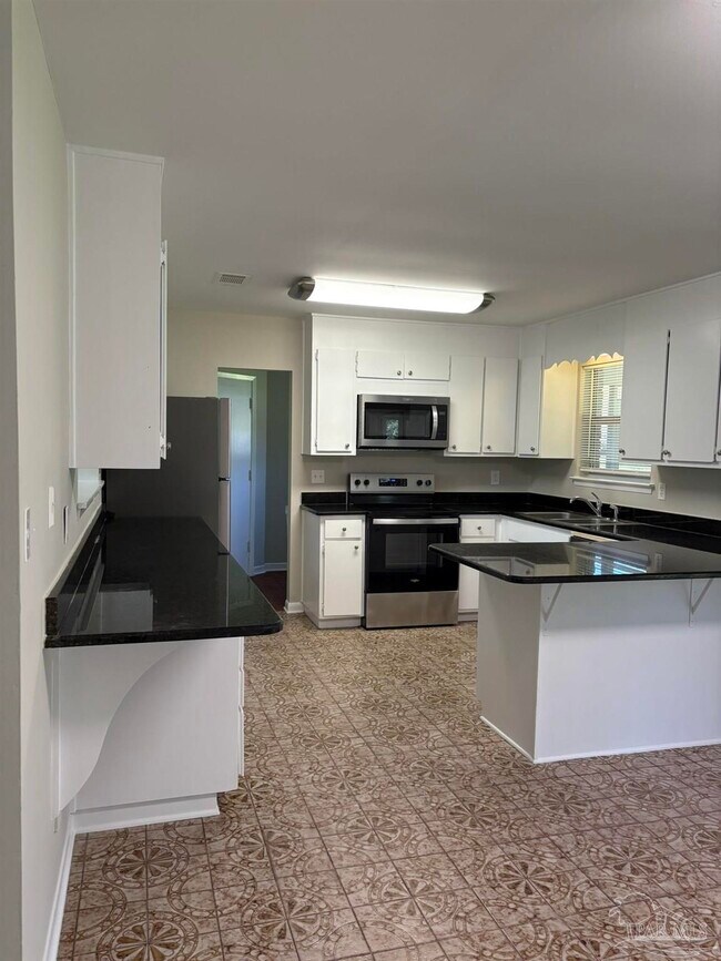 Building Photo - 1824 Iris Ln