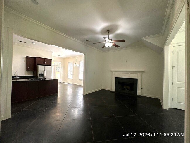 Building Photo - Charming 4 Bedroom Townhouse with 2 Large Suites