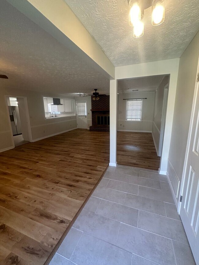 Building Photo - Beautiful home with everything you could want