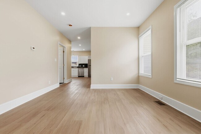 Building Photo - 142 Elliott St