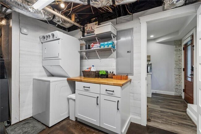 Building Photo - 663 Yorkshire Rd NE