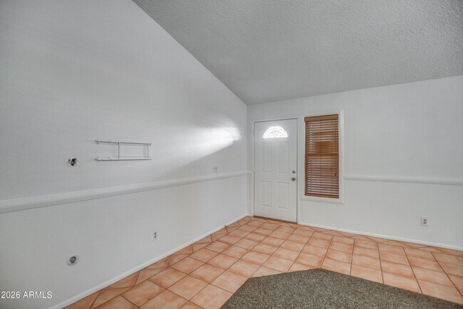 Building Photo - 815 E Calle Del Norte