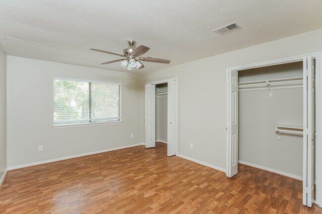 Building Photo - 8431 Pines Pl Dr