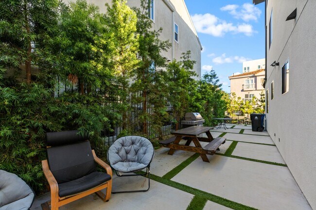 Building Photo - A beautifully designed and renovated 4 bed / 4 1/2 bath townhome located in the desirable Sawtell...