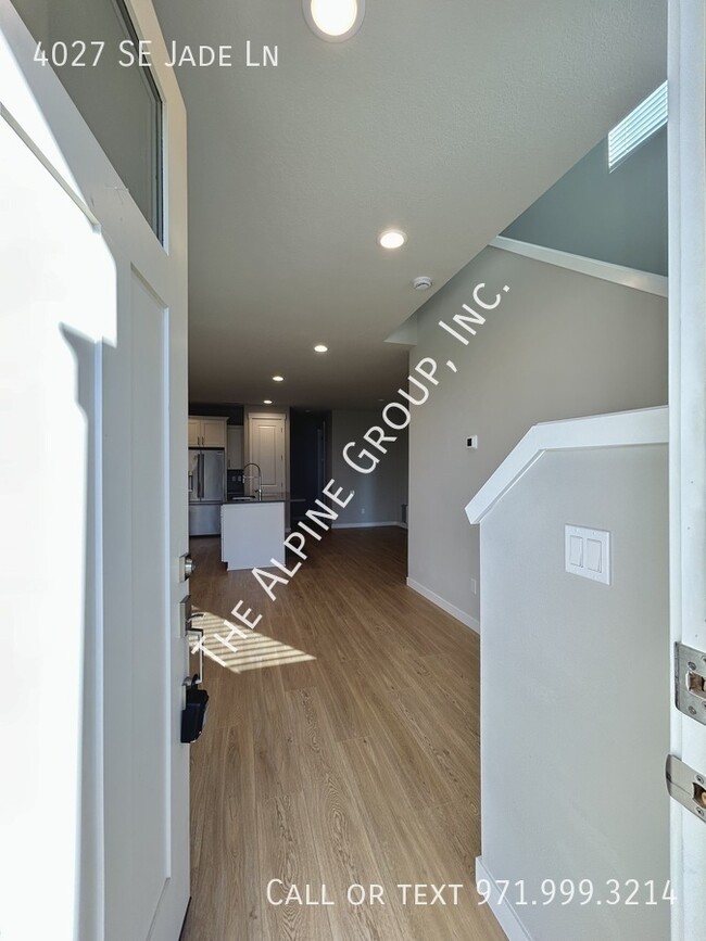 Building Photo - Hillsboro Townhome - Two Comfortable Suites!