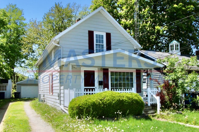 Building Photo - Three bedroom with 1 and a half bath tradi...