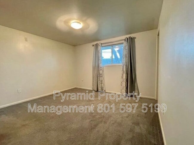 Building Photo - 874 E Angelina Ave