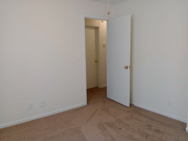 Building Photo - Darling 3 Bedroom Ranch with Fully Fenced ...