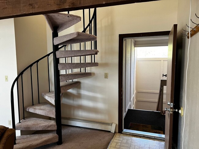 Building Photo - 2 bed plus large loft! All utilities inclu...