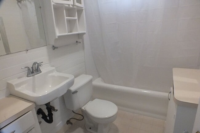 Building Photo - 1 Bedroom Duplex!
