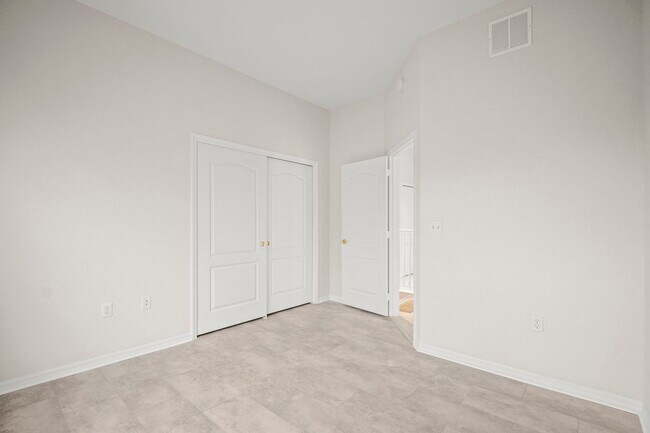 Building Photo - Beautiful Townhome in Laguna lakes 3 bedro...