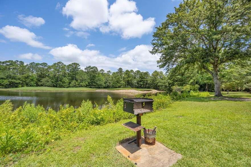 Building Photo - 22 Greenbriar Ave