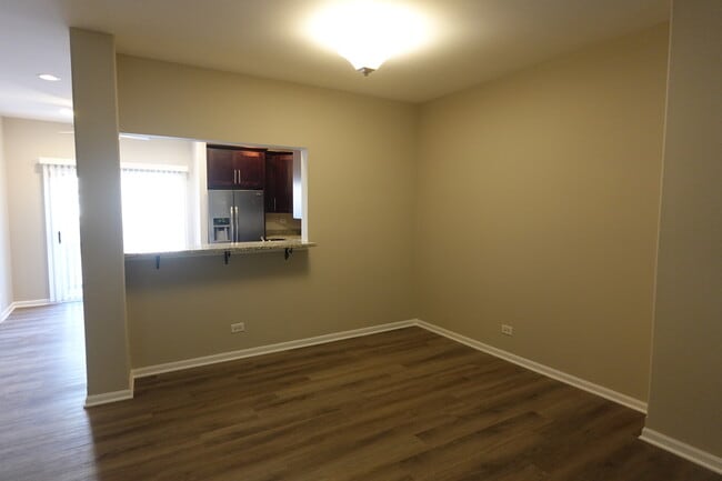Building Photo - 1136 N Claremont Dr