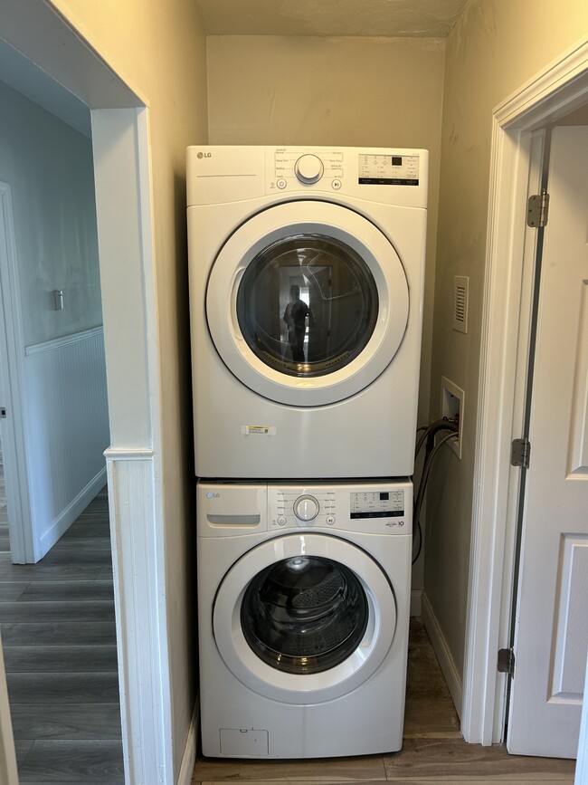 Building Photo - 320/322 Eaton St