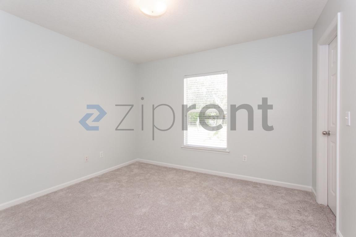 Building Photo - 168 Oak Common Ave