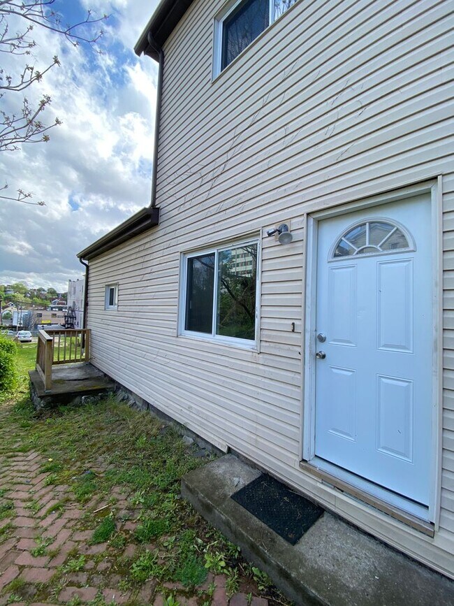 Building Photo - AVAILABLE AUGUST 2026 - 1 Bedroom Home w/ Spacious Living!