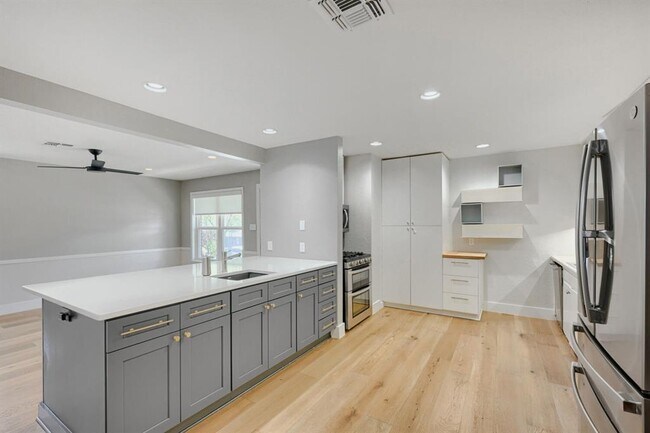 Building Photo - 5503 Wellington Dr