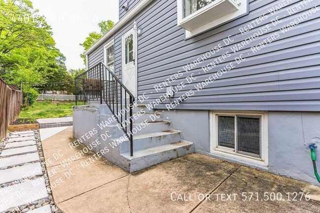 Building Photo - Spacious, well-maintained 2 level 3Bd/2Bth...