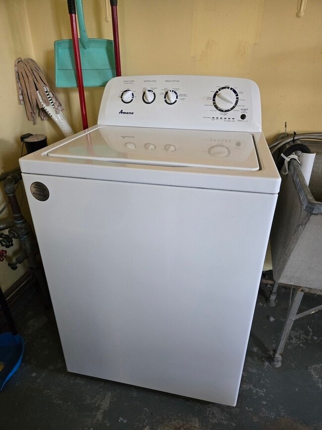 Building Photo - 7126 W Jarvis Ave