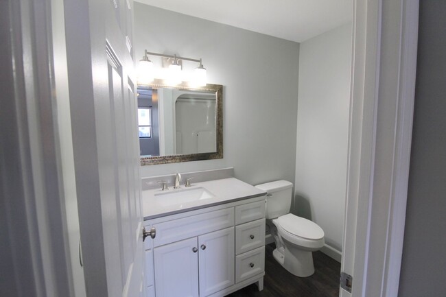 Building Photo - Remodeled 2 bedroom 2 bath condo on the to...