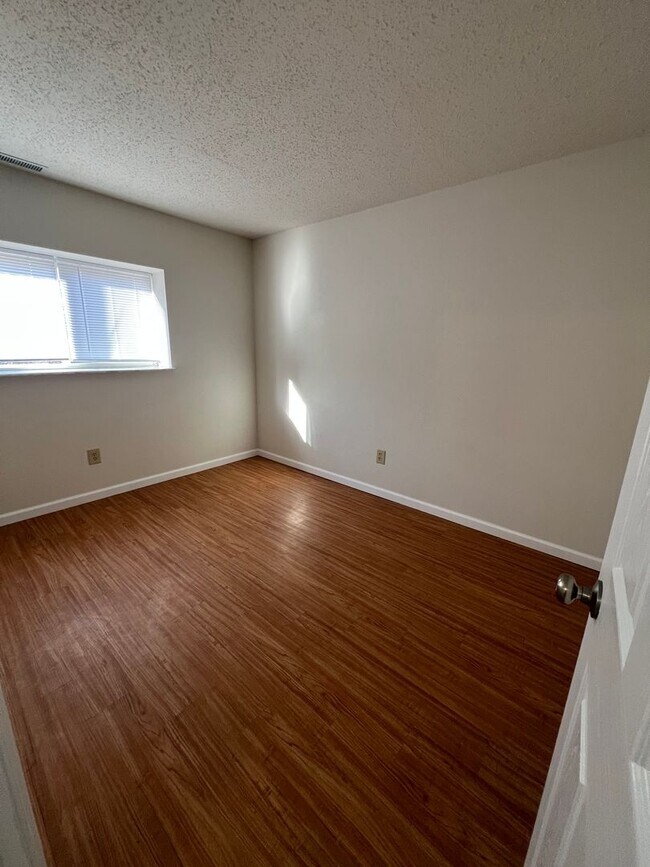 Building Photo - 4 bed 1.5 bath home close to I-44