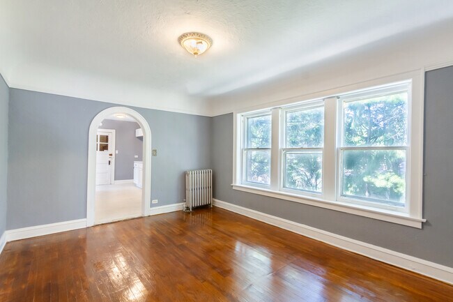 Building Photo - 1133 E 81st Pl
