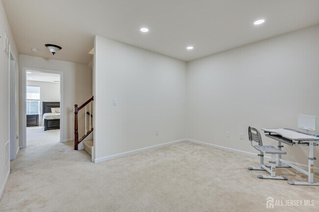 Building Photo - 14 Hyacinth Ln