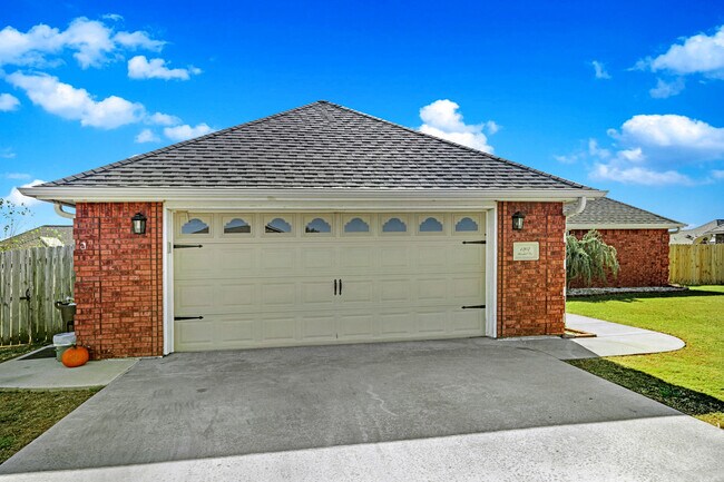 Building Photo - 1202 Hershel Dr