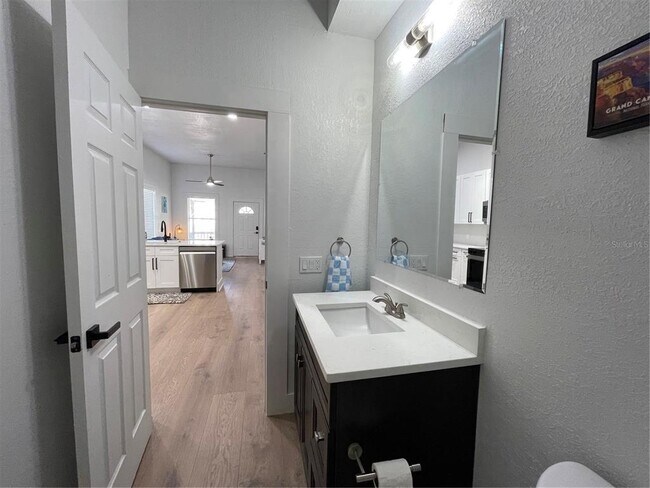 Building Photo - 1106 W La Salle St