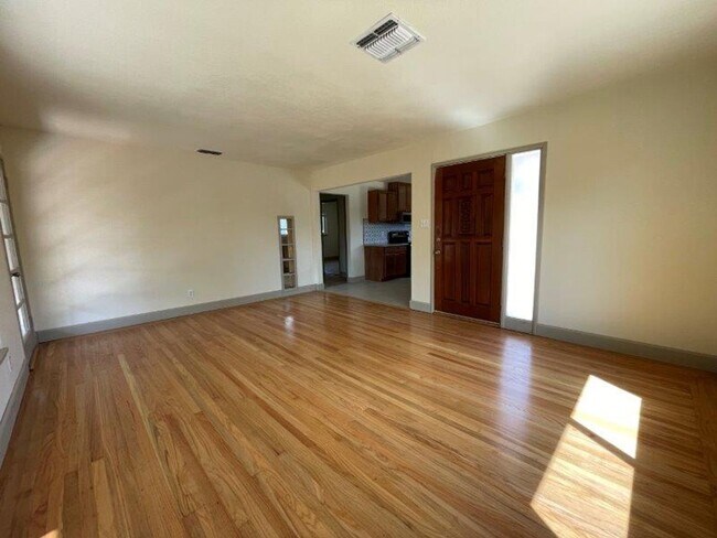 Building Photo - Tahoe Park 2 Bedroom