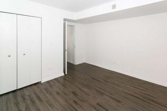 Building Photo - 925 W Carmen Ave