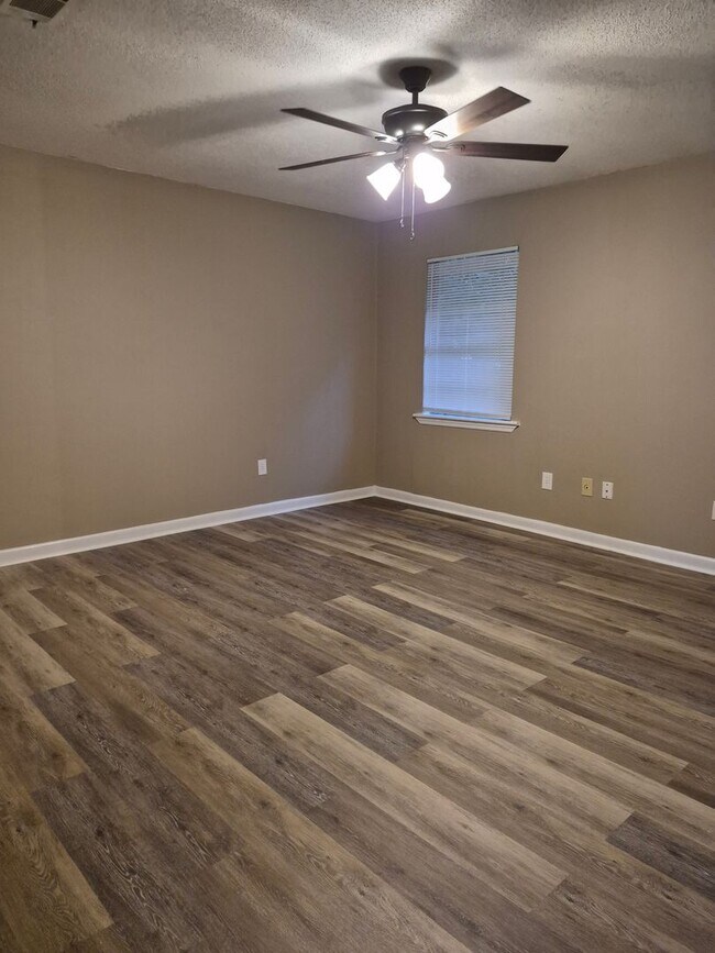 Building Photo - 145 Deerwood Ct