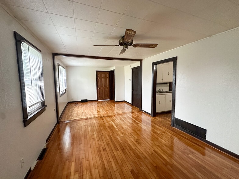 Building Photo - 419 S Oak St