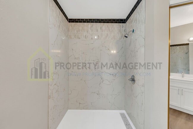 Building Photo - Completely Renovated 4-Bedroom Home with M...
