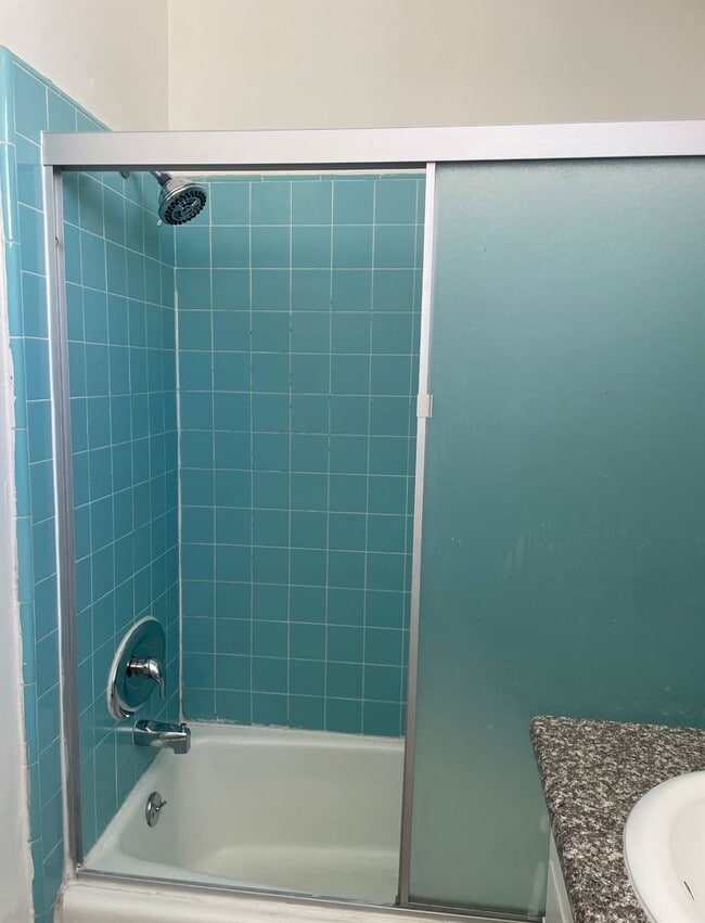 Building Photo - Spacious 1 Bedroom located in Canoga Park!...