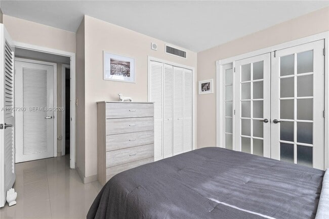 Building Photo - 1345 Lincoln Rd