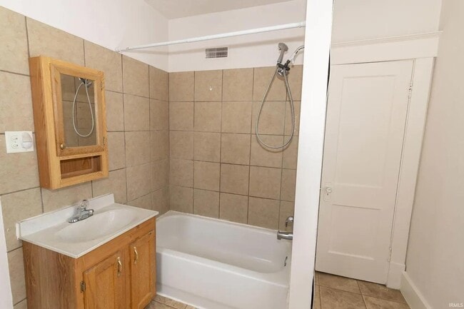 Building Photo - 914 W 6th St