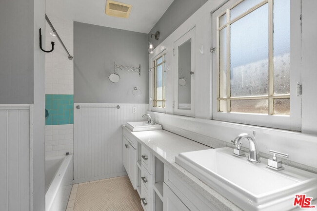 Building Photo - 1809 W 43rd St
