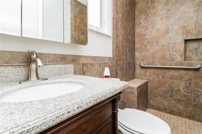 Building Photo - 5133 Oak Hill Dr