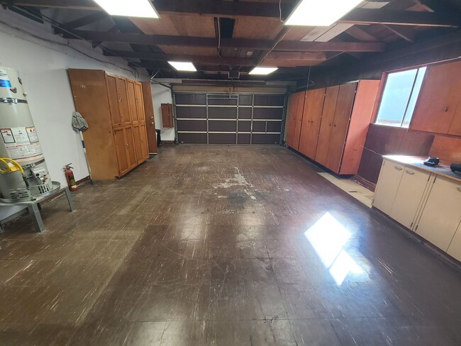 Building Photo - Spacious 4 bed 2 bath + 2 car garage & lar...