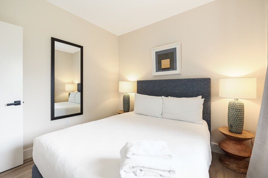 Building Photo - 3031 NE 4th Ave