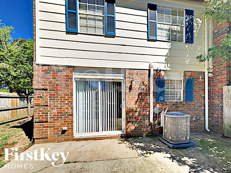 Building Photo - 2600 Stratford Ln