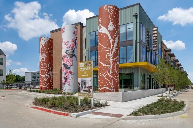 Building Photo - 650 E Sycamore St