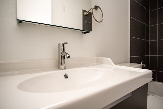 Building Photo - Stunningly Renovated Spacious 2-Bed w/Built-ins, DW, WD, Parking + More!