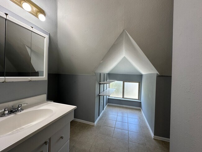 Building Photo - 3 Bedroom 2 Full Bath Renovated Single Fam...