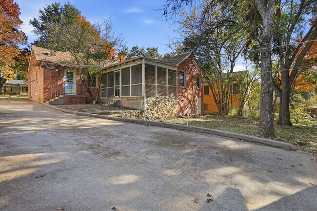 Building Photo - 2608 Highview Terrace