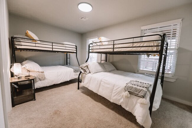 Building Photo - 1906 Almand Dr