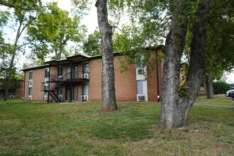 Building Photo - 2601 Hillsboro Pike